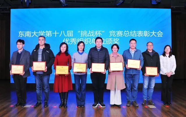 吴映红书记作为伊莉论坛
代表领奖